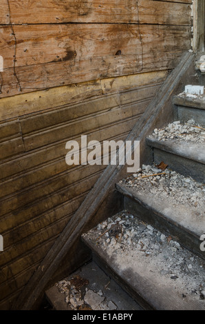 Vecchio devastato scale nella casa abbandonata Foto Stock