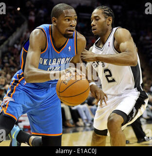 19 maggio 2014 - San Antonio, Texas, Stati Uniti d'America - Oklahoma City Thunder di Kevin Durant guarda per camera intorno a San Antonio Spurs' Kawhi Leonard durante la prima metà azione di gioco 1 nella Western Conference Finals lunedì 19 maggio 2014 presso l'AT&T Center. (Credito Immagine: © San Antonio Express-News/ZUMAPRESS.com) Foto Stock