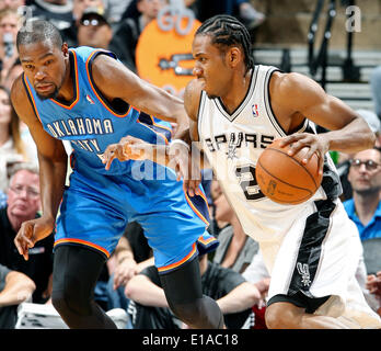 21 maggio 2014 - San Antonio, Texas, Stati Uniti d'America - San Antonio Spurs' Kawhi Leonard Cerca camera intorno a Oklahoma City Thunder di Kevin Durant durante la prima metà azione di gioco 2 nella Western Conference Finals Mercoledì 21 Maggio 2014 presso l'AT&T Center. (Credito Immagine: © San Antonio Express-News/ZUMAPRESS.com) Foto Stock