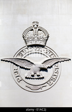 Eagle e protezione della corona sul lato esterno della Royal Air Force Bomber Command Memorial London Inghilterra England Foto Stock