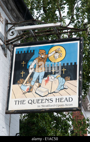 Segno appeso al di fuori del centro storico Queens Head Hotel ( Pub ) a Stratford-upon-Avon, Inghilterra Foto Stock