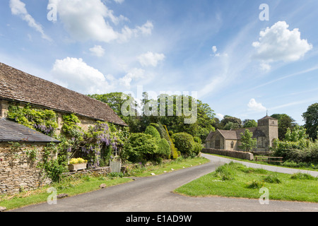 Guardando verso la chiesa di San Michele e San Martino a Eastleach Martin da Eastleach Turville, Gloucestershire, England, Regno Unito Foto Stock