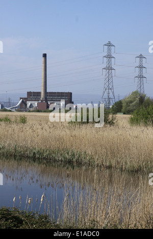 La stazione di potenza adiacente la RSPB zone umide di riserva a Newport Foto Stock