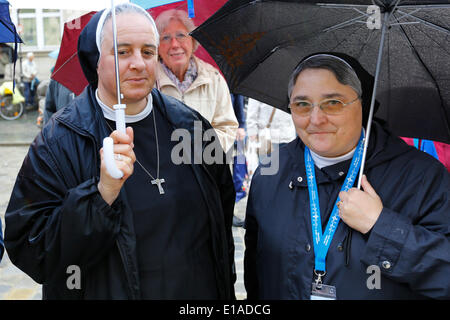 Regensburg, Germania. Il 28 maggio 2014. Due monache sono ritratte in occasione della cerimonia di apertura del Deutscher Katholikentag in Regensburg. Il 99° Congresso della Chiesa cattolica romana in Germania viene eseguito dal 28 maggio al 1 giugno con un previsto 80.000 visitatori. Credito: Michael Debets/Alamy Live News Foto Stock