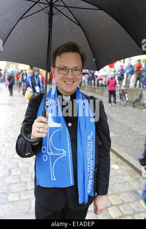 Regensburg, Germania. Il 28 maggio 2014. Un sacerdote cattolico è raffigurato, indossando il tradizionale Katholikentag sciarpa. Il 99° Congresso della Chiesa cattolica romana in Germania viene eseguito dal 28 maggio al 1 giugno con un previsto 80.000 visitatori. Credito: Michael Debets/Alamy Live News Foto Stock