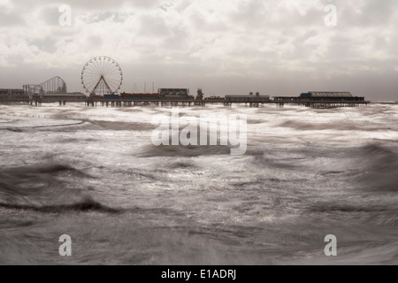 Vista su mare mosso dal North Pier di Central Pier di Blackpool. Foto Stock
