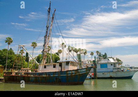 Un paio di vecchi commerciale barche da pesca sono ormeggiata nel porto di Placida Florida. Foto Stock