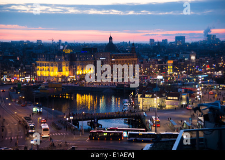 Angolo di Alta Vista della stazione di Amsterdam la zona di notte con luci, traffico, sunset Foto Stock