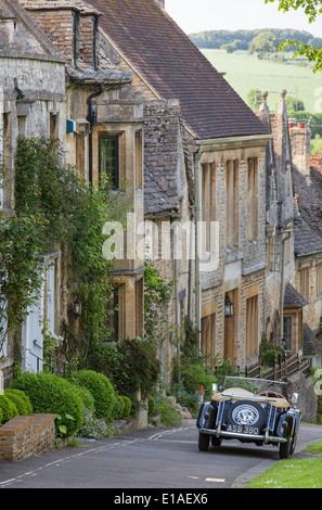 Un nero MG TF classico auto parcheggiate in Cotswold città di Burford, Oxfordshire, England, Regno Unito Foto Stock