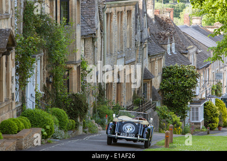 Un nero MG TF classico auto parcheggiate in Cotswold città di Burford, Oxfordshire, England, Regno Unito Foto Stock