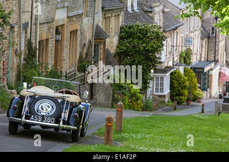 Un nero MG TF classico auto parcheggiate in Cotswold città di Burford, Oxfordshire, England, Regno Unito Foto Stock