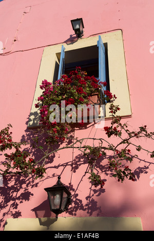 Villaggio di Fiskardo, Cefalonia. Vista pittoresca del dipinto luminosamente case e appartamenti in Fiskardo le strade e i vicoli. Foto Stock