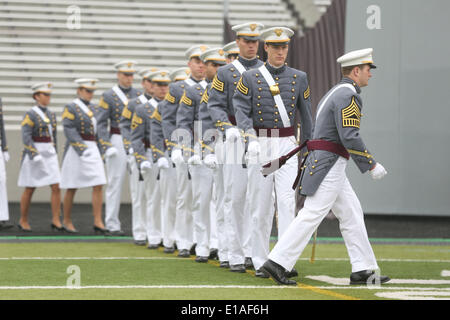 West Point, NY, STATI UNITI D'AMERICA. 28 Maggio, 2014. Cadetti marzo in Michie Stadium per il 2014 Cerimonia di Laurea di l'Accademia Militare degli Stati Uniti a West Point. Credito: Dan Herrick/ZUMAPRESS.com/Alamy Live News Foto Stock