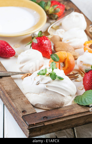 Meringa fatti in casa con Albicocche Fragole, mandorle e crema. Ingredienti per il dessert Eton mess. Foto Stock