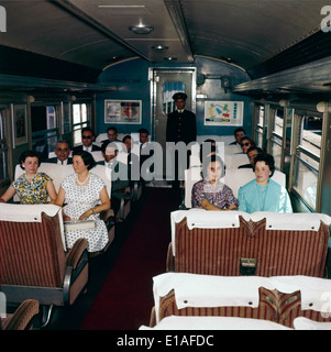 Questa fotografia mostra un treno (comboio) in Portogallo, scattato nel 1940 o nel 1941. L'immagine mette in evidenza il treno storico, con le sue carrozze Budd, che enfatizza le infrastrutture di trasporto in Portogallo durante questo periodo di tempo. Foto Stock