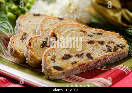 Un tradizionale stollen torta alla frutta con uvetta e marzapane centro. Foto Stock