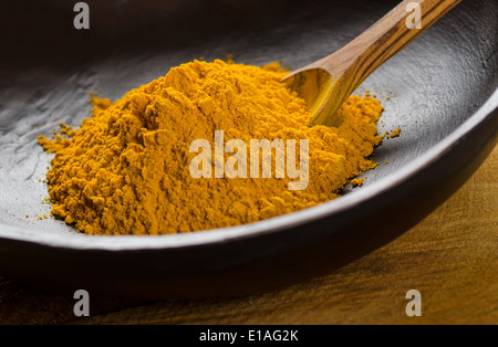 Una ciotola di curcuma in polvere. Foto Stock