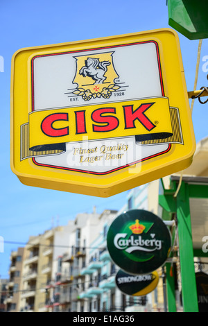 Cisk birra pubblicità segno, Tourist Street, Qawra, Saint Paul Bay (San Pawl il-Baħar), il distretto settentrionale, Repubblica di Malta Foto Stock