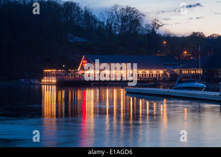 Un jack di tartaruga ristorante sulla riva del lago di Muskoka al tramonto con luci che riflettono nell'acqua. Port Carling Ontario, Canada Foto Stock