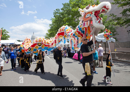 Dragon spettacolo di danza al festival asiatico - Washington DC, Stati Uniti d'America Foto Stock