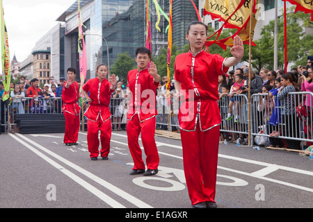 Kung Fu il team di dimostrazione di eseguire ad un festival - USA Foto Stock