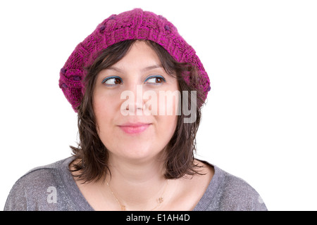 Premurosa donna che indossa una maglia viola Cappello invernale sorridente in attesa di essere in grado di realizzare i suoi sogni, cercando off Foto Stock