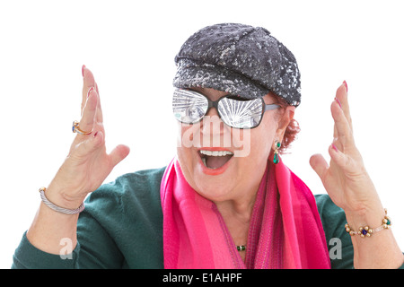 Senior lady sogna per denaro e che esprime i suoi sentimenti felicemente con le sue mani, denaro riflesso nei suoi occhiali, forse s Foto Stock