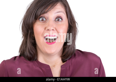 Felicemente sorpreso dai capelli scuri lady cercando in per gli occhi con la sua bocca aperta Foto Stock