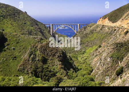 Vista del Bixby Creek Valley con un ponte, Big Sur Costa, California Foto Stock