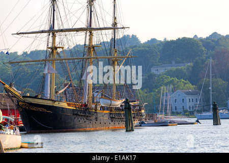 Basso angolo vista del Joseph Conrad completamente truccate Tall Ship, MysticSeaport Maritime Museum, mistica, Connecticut Foto Stock