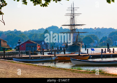 Vista panoramica della storica Mystic Seaport con Joseph Conrad Tall Ship, Connecticut Foto Stock