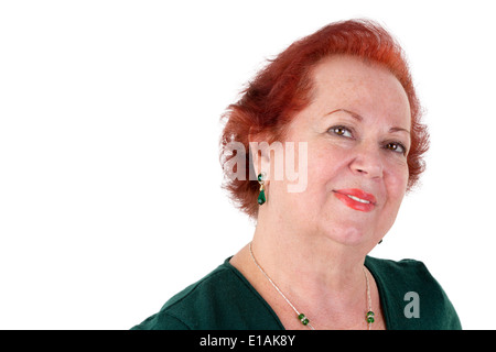 Adulto donna con capelli rossi cercando in ai vostri occhi significativo e gentilmente, isolato su bianco Foto Stock