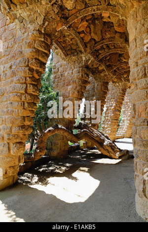 Colonnato in carruba il viadotto, Parco Guell, Barcellona, Spagna Foto Stock