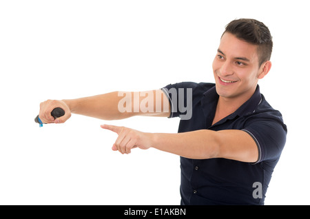 Uomo in posa come guida di puntamento per auto Foto Stock