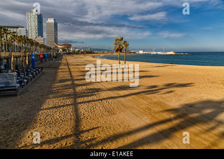 Vista della spiaggia di Barceloneta, Barcellona, in Catalogna, Spagna Foto Stock
