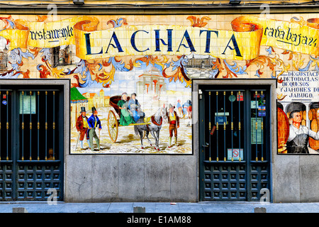 Vista di ingresso di un ristorante di tapas La Chata con piastrelle ornamentali della facciata, Madrid, Spagna Foto Stock