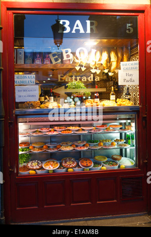 Il cibo viene visualizzato in una finestra di un Tapas Bar Eboli, Plaza Mayor, Madrid, Spagna Foto Stock