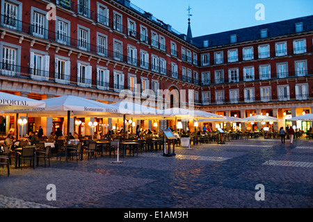 Sala da pranzo all'aperto durante la notte in Plaza Mayor, Madrid, Spagna Foto Stock