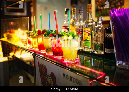 Vista ravvicinata di cocktail colorati su apas banco bar, Madrid, Spagna Foto Stock