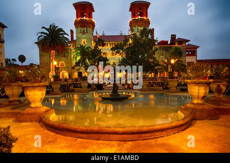 Basso angolo vista del Sant'Agostino Town Hall e Museo Lightner, di notte, Florida Foto Stock