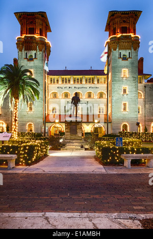 Vista serale del Sant'Agostino Town Hall e Museo Lightner con Ponce de Leon' statua davanti, Florida Foto Stock