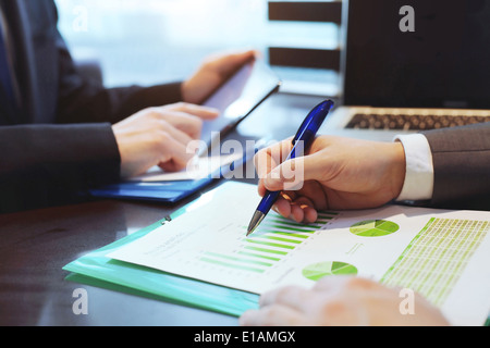 La gente di affari presso l'ufficio Foto Stock