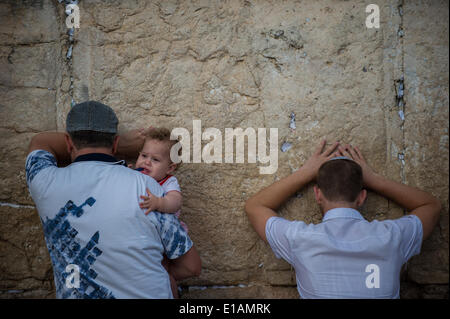 Gerusalemme, Israele. 28 Maggio, 2014. Gli ebrei pregare presso il Muro occidentale nella città vecchia di Gerusalemme, il 28 maggio 2014. Più di ventimila persone il mercoledì hanno marciato per le strade di Gerusalemme per celebrare il 47esimo anniversario di Gerusalemme il giorno, un occasione per contrassegnare il '" di riunificazione della città dopo che Israele ha preso il controllo di arabo parte orientale durante il 1967 Medio Oriente la guerra. Credito: Xinhua/Alamy Live News Foto Stock