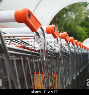 Carrelli di shopping vicino al supermercato Foto Stock