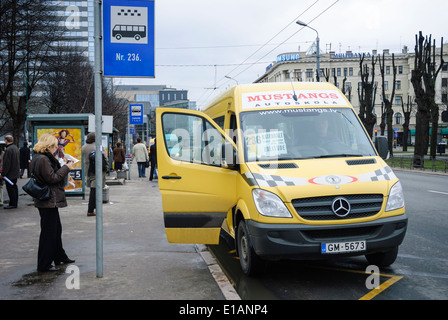 Piccolo giallo minibus in attesa di passeggeri: trasporto pubblico servizio di autobus in Europa Foto Stock