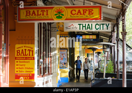 Ristoranti etnici di vario tipo, tra cui Balti indiana e Thai. La famosa Lygon Street, Melbourne. Foto Stock