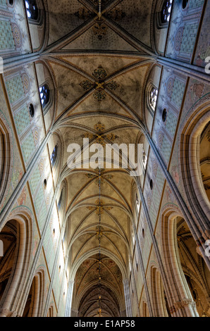 Il soffitto della navata centrale di un celebre Medieval cattedrale Europea; alta architettura gotica; alto soffitto a volta; lucernario tetto; la cattedrale di Uppsala Foto Stock