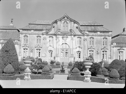 L'Palácio Nacional de Queluz è uno storico palazzo reale situato a Queluz, in Portogallo. Conosciuto per la sua architettura opulenta e i bei giardini, è uno dei più importanti esempi di design di palazzo portoghese. Foto Stock