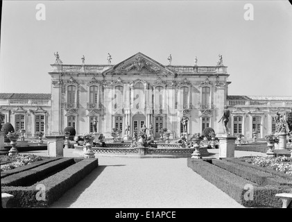 L'Palácio Nacional de Queluz, situato a Queluz, in Portogallo, è uno splendido esempio di architettura portoghese del XVIII secolo. Conosciuto per i suoi splendidi giardini e le sue sale ornate, è un importante sito storico e culturale. Foto Stock