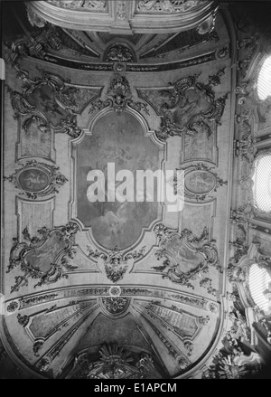 Il Palácio Nacional de Queluz è un palazzo storico situato vicino a Lisbona, Portogallo. Fu la residenza reale del re Pietro IV del Portogallo e presenta magnifici giardini e architettura barocca. Foto Stock